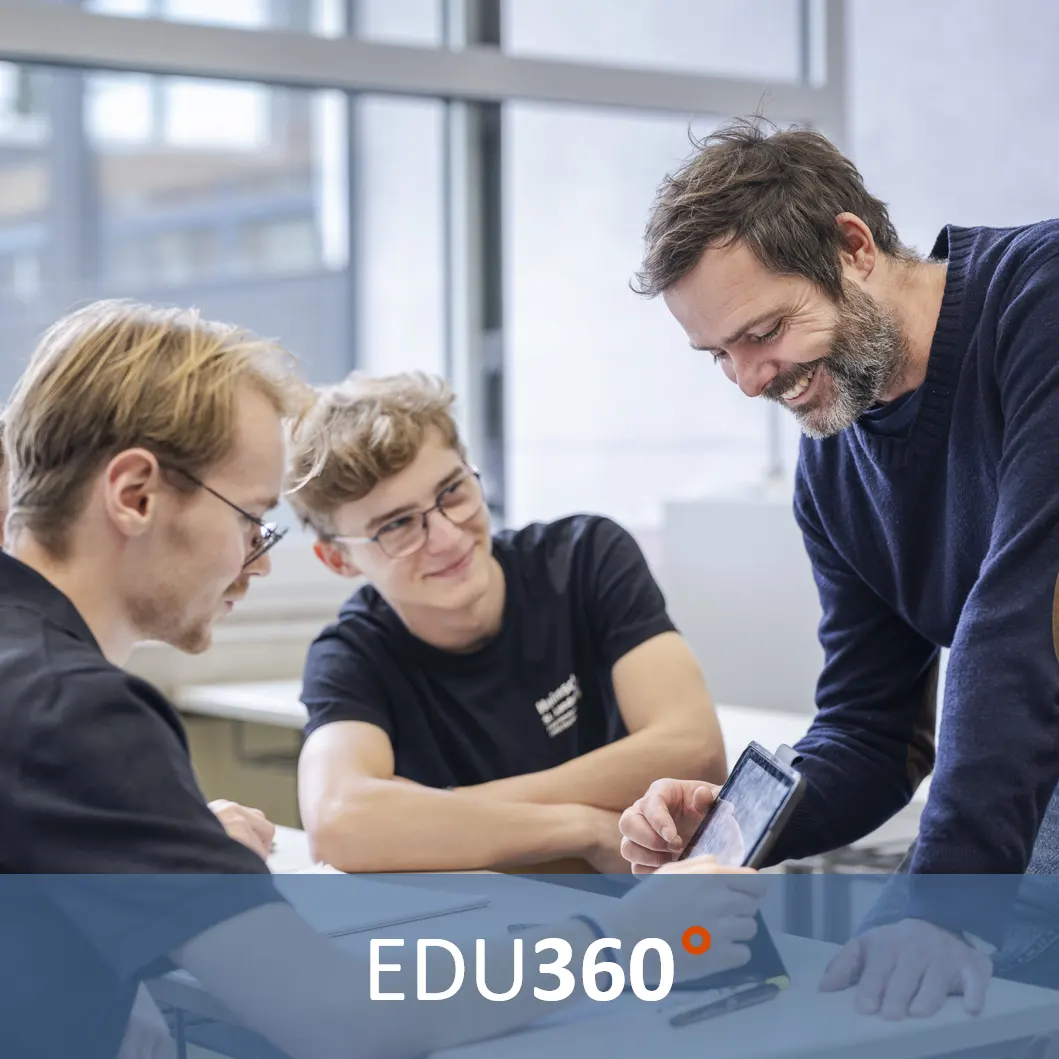 Schulstiftung Freiburg EDU Lehrer mit Schülern