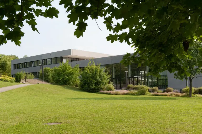 Schulstiftung Freiburg Landolin Schule Ettenheim Aussenansicht Gebaeude Wiese