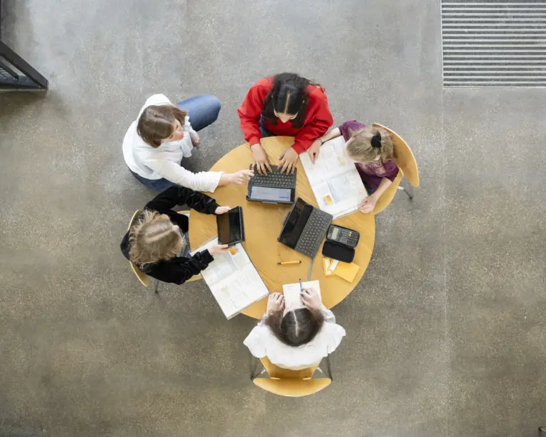 Schulstiftung Freiburg Schueler am Tisch von oben Digitalisierung