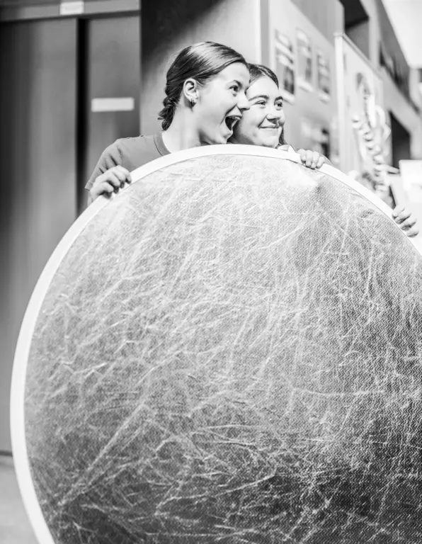 Schulstiftung Freiburg Schuelerin mit Aufheller Digitalisierung