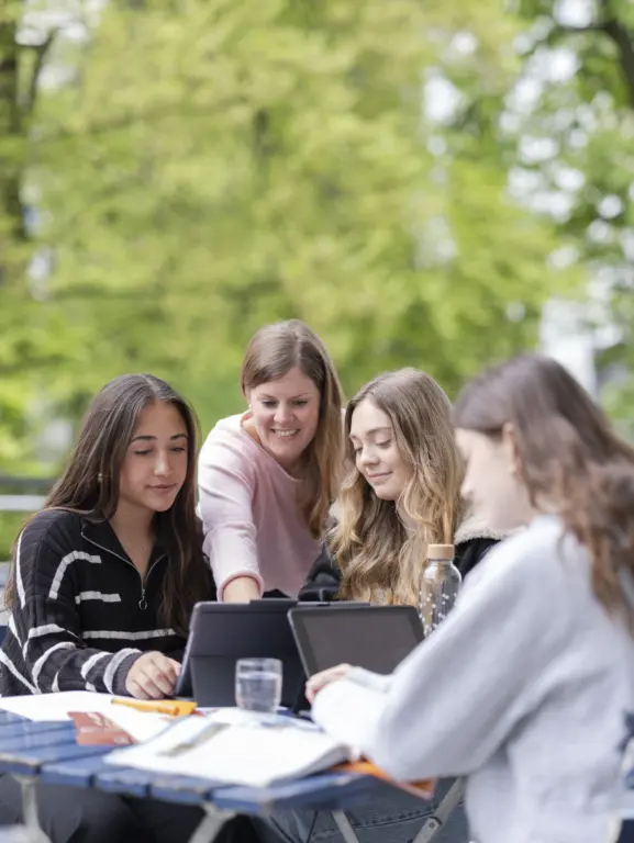 Schulstiftung Freiburg Schuelerinnen auf Terasse KL 11 Digitalisierung