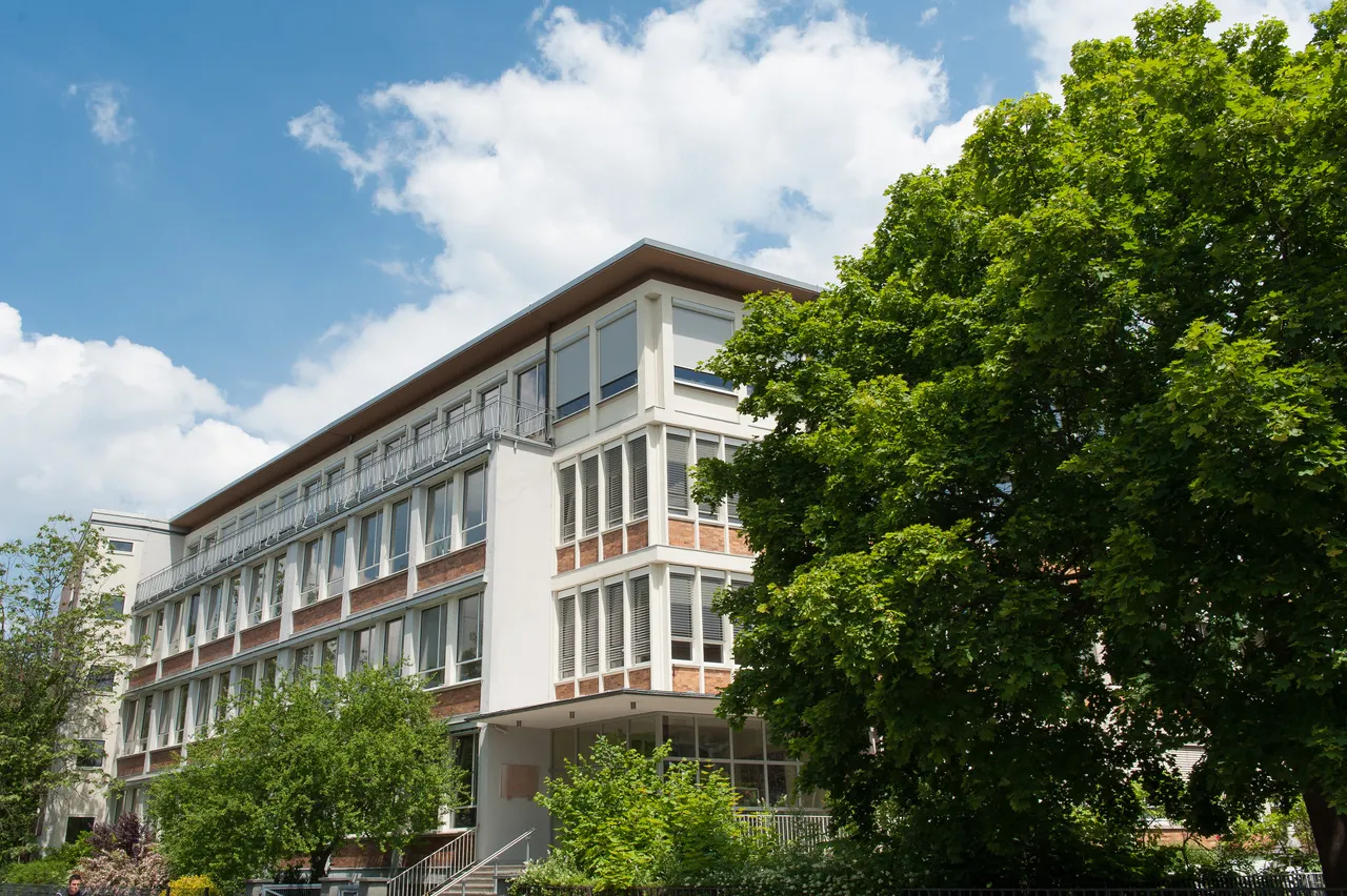 Schulstiftung Freiburg St Dominikus Karlsruhe Aussenansicht Gebaeude Baeume