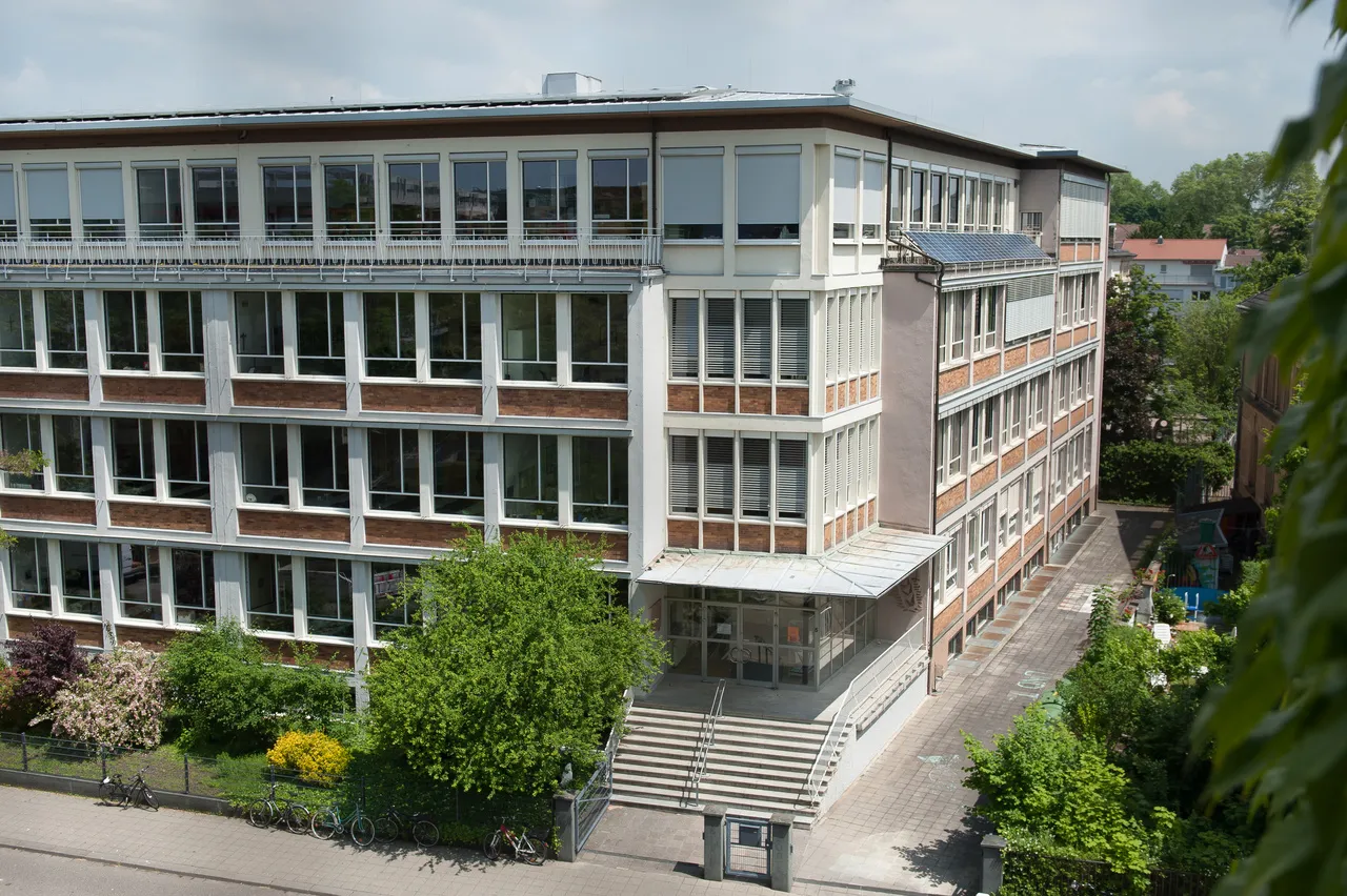 Schulstiftung Freiburg St Dominikus Karlsruhe Aussenansicht Gebaeude Fassade Baeume