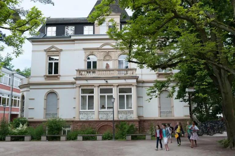 Schulstiftung Freiburg St Raphael Schulen Heidelberg Aussenansicht Gebaeude Baeume Kinder