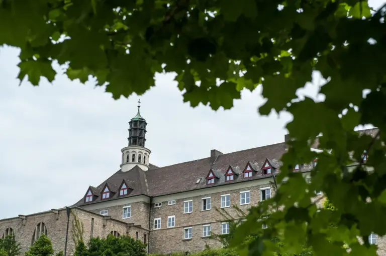 Schulstiftung Freiburg St.Paulusheim Bruchsal Aussenansicht Baeume