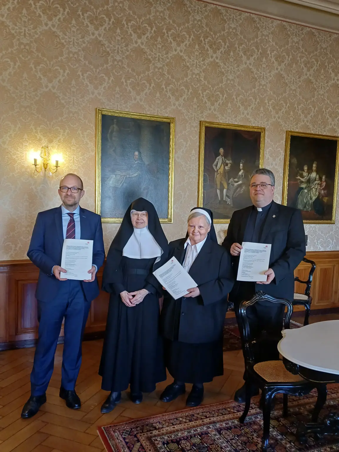 Schulstiftung Freiburg Unterzeichnung2 OG